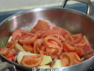 百分百好吃的【红烩牛腩】,在焖煮牛腩的过程中，用另一炒锅炒香洋葱，再放胡萝卜、土豆和西红柿，这些蔬菜翻炒均匀，口感更好。