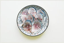 鲅鱼跳丈人笑【鲅鱼三吃】,鲅鱼洗净取身子切成0.5cm左右的片，撒上盐腌10分钟；