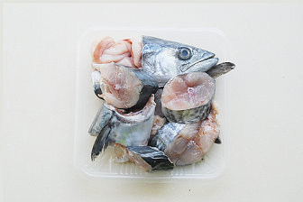 鲅鱼跳丈人笑【鲅鱼三吃】,鲅鱼洗净切成1.5-2cm的块；