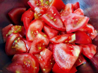 番茄烧排骨,番茄洗净切成大小均匀的块状