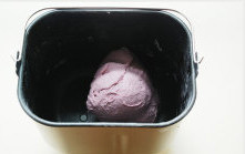 【紫薯手擀面】,面包机和面结束后，取出面团；