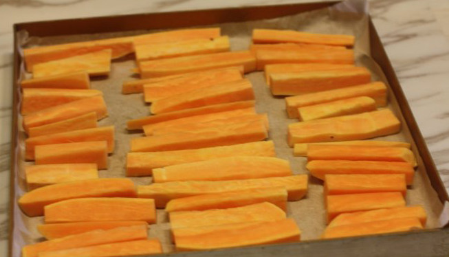 【桂花蜂蜜红薯条】,红薯削皮切细条，放在烤盘上