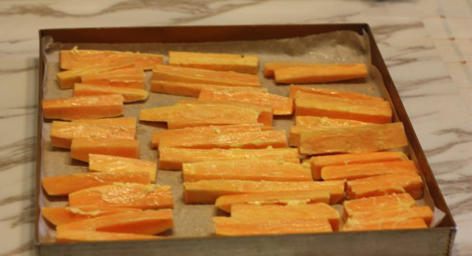 【桂花蜂蜜红薯条】,红薯条表面扫一层黄油