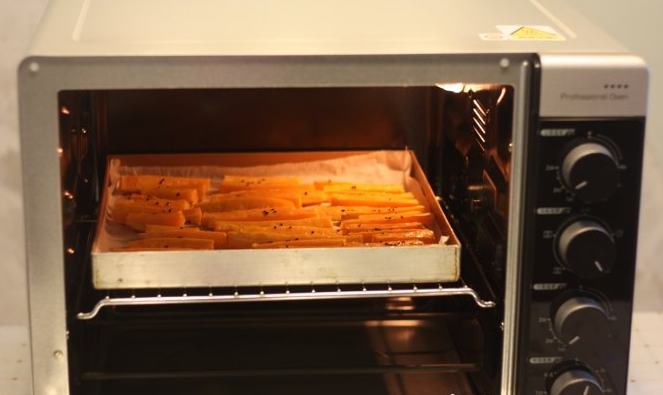 【桂花蜂蜜红薯条】,红薯条再放入烤箱中层上下火180度烘烤10分钟