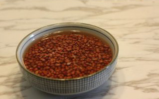 【蛋黄酥】,【红糖玫瑰豆沙做法】：准备200克红小豆用清水浸泡一晚，从图片可以看到红小豆吸收了水分