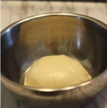 【蛋黄酥】,取一个小面团收口朝上，擀成椭圆形，将椭圆形小面团从上至下卷起来，所有卷好的小面团收口朝上，用保鲜膜覆盖，松弛10分钟