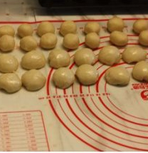 【蛋黄酥】,把小面团进行第二次擀成长条，从上至下卷成圆柱体，用保鲜膜覆盖，松弛10分钟
