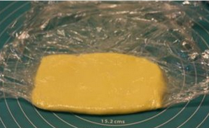 【法式酥皮】,黄油切小块，整理成长方形用保鲜膜包好，放进冰箱冷藏，黄油冷藏过的温度与面团温度差不多。