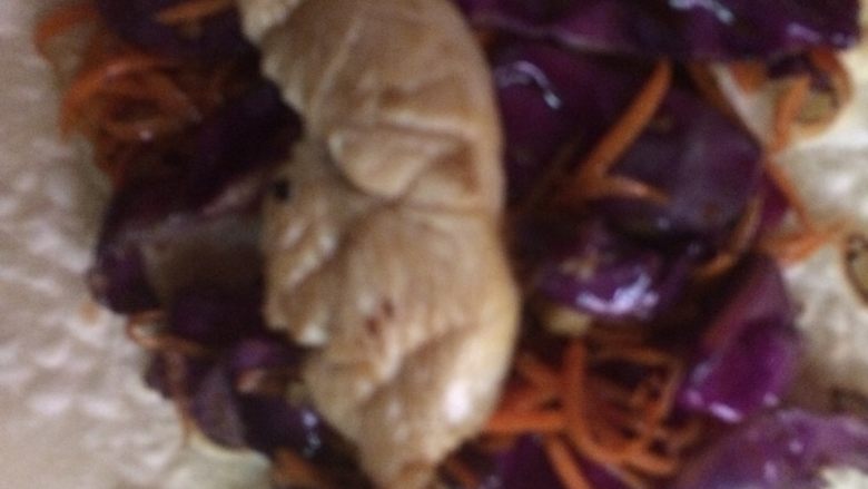 墨西哥卷😋😋,取一块面饼出来加入火腿肠，紫包菜胡萝卜丝，然后再放入，鸡胸肉，就把它包裹起来就可以吃了。