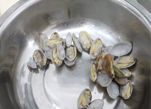 鲜香嫩滑蒸蛋的秘密——蛤蜊蒸蛋 ,蛤蜊开口即可捞出，不能煮时间太久，太久就老了！焯蛤蜊的水不要扔，晾凉备用。