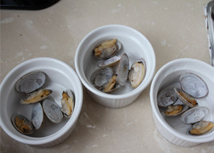鲜香嫩滑蒸蛋的秘密——蛤蜊蒸蛋 ,把煮好的蛤蜊开口向上摆在容器里。