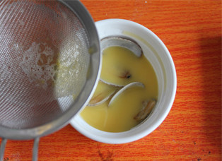 鲜香嫩滑蒸蛋的秘密——蛤蜊蒸蛋 ,然后用筛子过滤蛋液，把蛋液过滤在装蛤蜊的容器里。