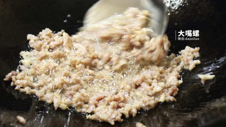 特制酸辣红薯粉丨大嘴螺,将搅拌均匀后的肉末放入锅中翻炒