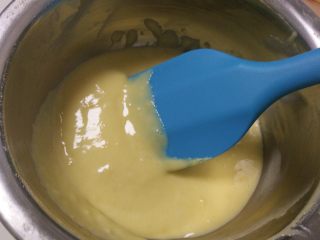 戚风杯子蛋糕,加入过筛的低粉，搅至顺滑。
