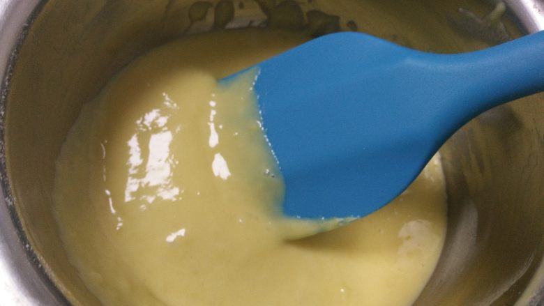 戚风杯子蛋糕,加入过筛的低粉，搅至顺滑。