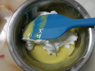戚风杯子蛋糕,取三分之一蛋白霜加入蛋黄糊中。