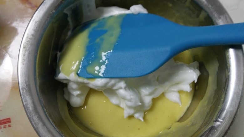 戚风杯子蛋糕,取三分之一蛋白霜加入蛋黄糊中。