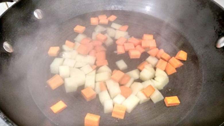 咖喱鸡块饭,锅里放水500克烧沸，放入胡萝卜丁土豆丁煮两分钟捞起沥干待用