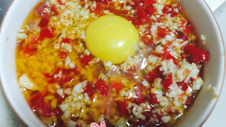 剁椒蒸肉饼,刚才炒香的剁椒堆在鸡蛋四周，尽量让蛋黄在中间