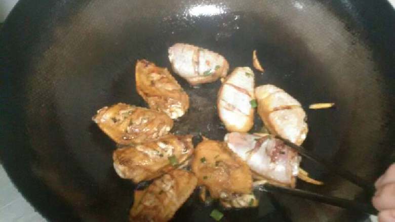 不用炸鸡粉的炸鸡翅,热锅，先倒少量的油，放入鸡翅煎一会儿，煎的时候可以用中火