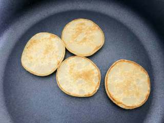 宝宝辅食：苹果栗子饼,翻面后小火煎，反复翻面，直到两面有点金黄就可以了。