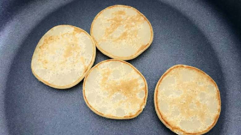 宝宝辅食：苹果栗子饼,翻面后小火煎，反复翻面，直到两面有点金黄就可以了。