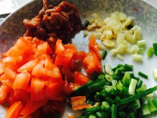 牛肉干捞面＃面条计划变身＃,一边煮面，一边把䓤，西红柿，生菜洗干净，并把切好，腌制好牛肉