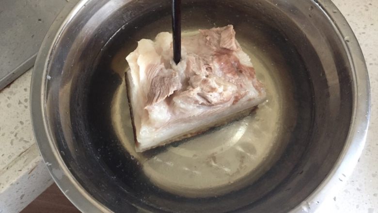 四川烧白（也叫梅菜扣肉）,起锅后的五花肉放入凉水或冰水中浸泡猪皮面