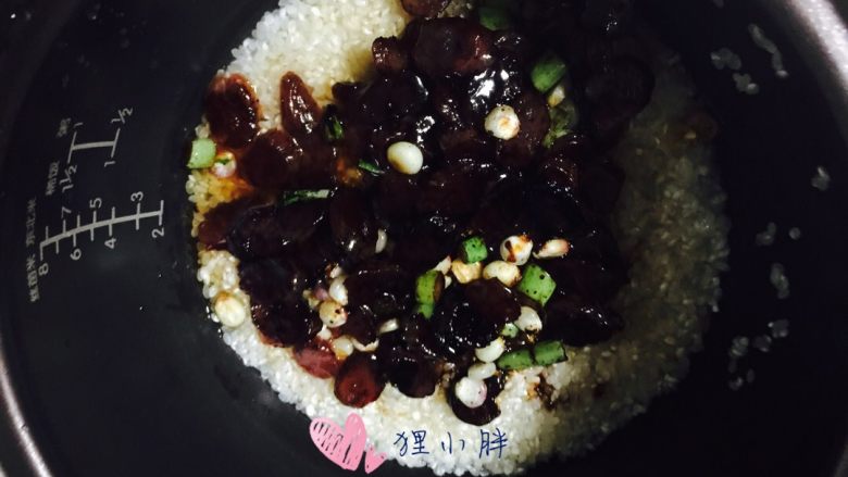 广式香肠焖饭,炒好后倒在淘洗干净的米上面。没必要炒熟