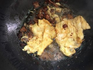 沙茶酱炒面#面条变身计划#,把肉片放到一旁，倒入鸡蛋液，煎至微黄。