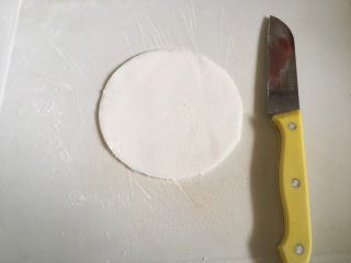 笋粄,醒发之后切成小剂子，用擀面杖把它擀圆。我擀的没那么圆，就用碗把它定型了。