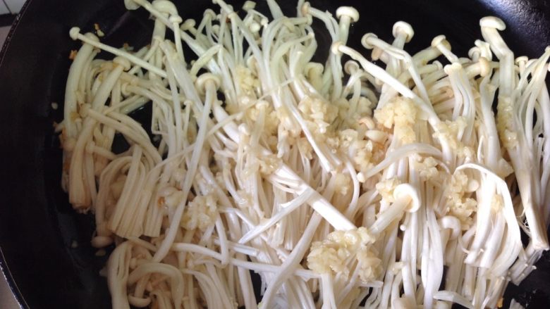 蒜蓉海蛎, 锅烧热 放进洗好的金钟菇  熬好的蒜蓉 一起翻炒 加少许盐 鸡精  