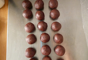 红豆元宝酥,制作内陷，把红豆沙分成20克一份，共18份，分别搓圆备用。