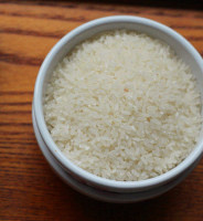 花样吃米饭~~~一口香芝麻小饭团,大米淘洗干净，加水煮熟，用饭勺把米饭拨弄松散备用。