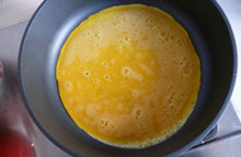 花样吃米饭~~~一口香芝麻小饭团,鸡蛋加盐，料酒少许胡椒碎和少量食用油打散后用平底锅制成蛋皮后，切成条备用。