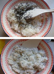 花样吃米饭~~~一口香芝麻小饭团,黑芝麻一小把炒熟后放凉拌入米饭中拌匀备用。