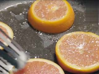 锋味纸包鱼,锅里放入少量油，将血橙稍微煎一减，逼出血橙的香味和色泽。
