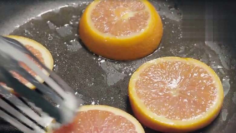 锋味纸包鱼,锅里放入少量油，将血橙稍微煎一减，逼出血橙的香味和色泽。