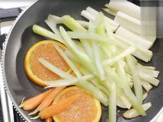 锋味纸包鱼,然后将其他的果蔬食材都放入锅里，加入少量盐炒熟。