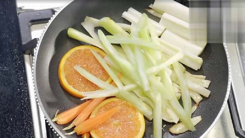 锋味纸包鱼,然后将其他的果蔬食材都放入锅里，加入少量盐炒熟。