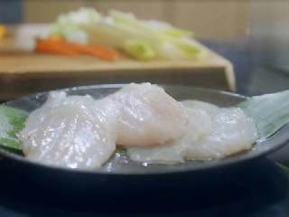 锋味纸包鱼,在鱼身上撒上少量盐、黑胡椒，腌渍入味。这道菜不需要放太多的调料，主要是吃鱼本身的鲜味。