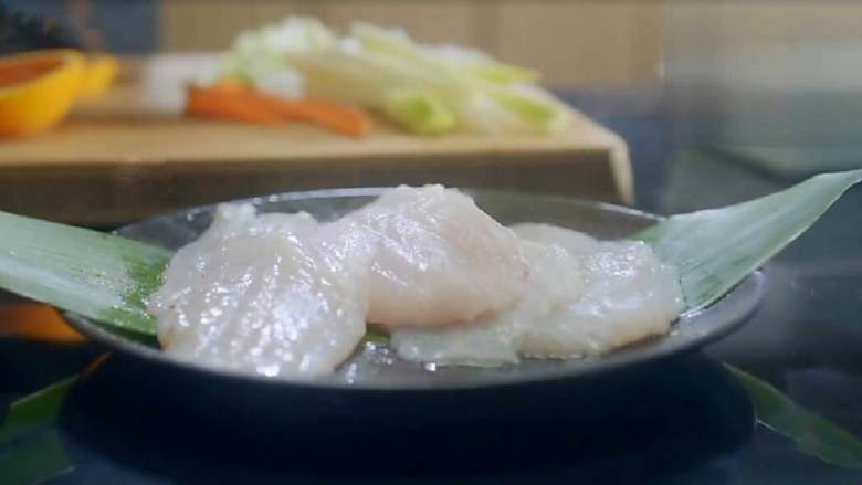 锋味纸包鱼,在鱼身上撒上少量盐、黑胡椒，腌渍入味。这道菜不需要放太多的调料，主要是吃鱼本身的鲜味。