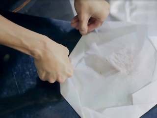 锋味纸包鱼,将纸包的四周全部全部折叠，包裹起来。然后送进烤箱里，用180度烘烤10分钟即可。