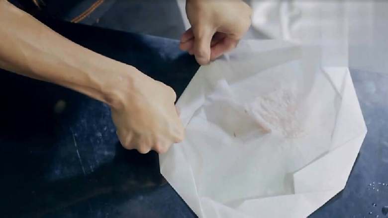 锋味纸包鱼,将纸包的四周全部全部折叠，包裹起来。然后送进烤箱里，用180度烘烤10分钟即可。