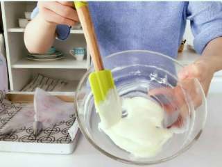 酸奶溶豆—婴幼儿配方奶粉和酸奶的组合，宝宝真爱哦！10M+
,把酸奶和玉米淀粉、配方奶粉简单搅拌均匀，放在边上备用。
》搅拌至看不到明显颗粒和结块哈。