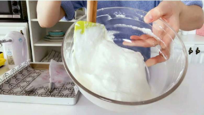 酸奶溶豆—婴幼儿配方奶粉和酸奶的组合，宝宝真爱哦！10M+
,把酸奶糊全部倒入剩下的蛋白霜碗中，快速翻拌均匀至光滑细腻无颗粒的状态。
》翻拌手法见视频，视频中的方式是最快的翻拌混合方式，如果操作到位，差不多10多下就可以混合均匀了。