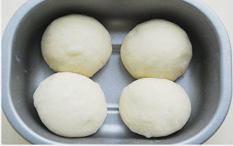 【杏仁豆沙面包】,翻面，收口处冲下，滚圆，盖保鲜膜发酵至原来的1-1.5倍大；