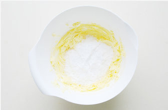 【香草酥皮泡芙】,先制作酥皮，【酥皮材料】中的黄油室温软化后加入糖粉；