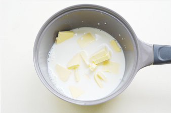 【香草酥皮泡芙】,制作酥皮泡芙，【泡芙材料】中的牛奶、黄油和糖放入奶锅中煮开后转中小火，保持沸腾30秒；