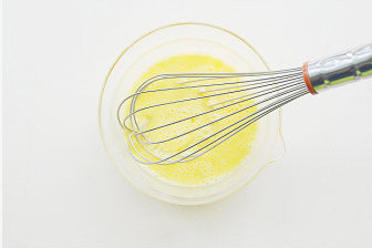 【香草酥皮泡芙】,常温下的鸡蛋充分打散，分多次，大约8-10次，加入面糊中，每次加入蛋液都要充分拌匀；
